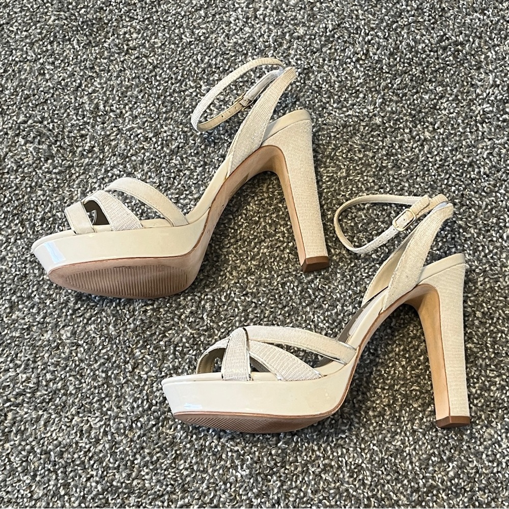 White House Black Market Beige Strappy Heels Size 10 - Picture 3 of 9